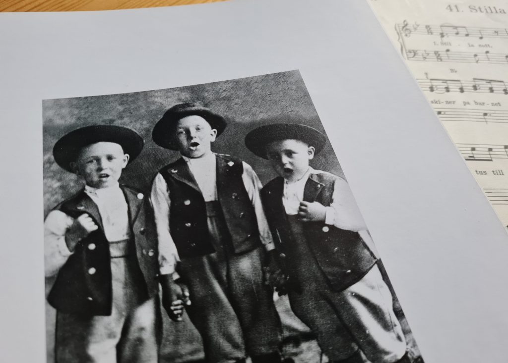 (Bilden visar bröderna Jussi, Olle och Gösta Björling, fantastiska förebilder.)